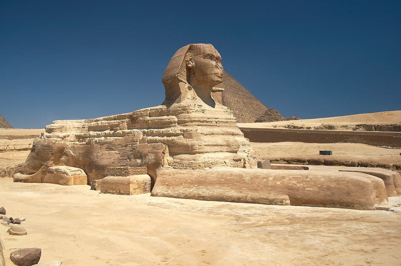 Großer Sphinx von Gizeh mit Chefren-Pyramide im Hintergrund bei Sonnenuntergang, Kairo