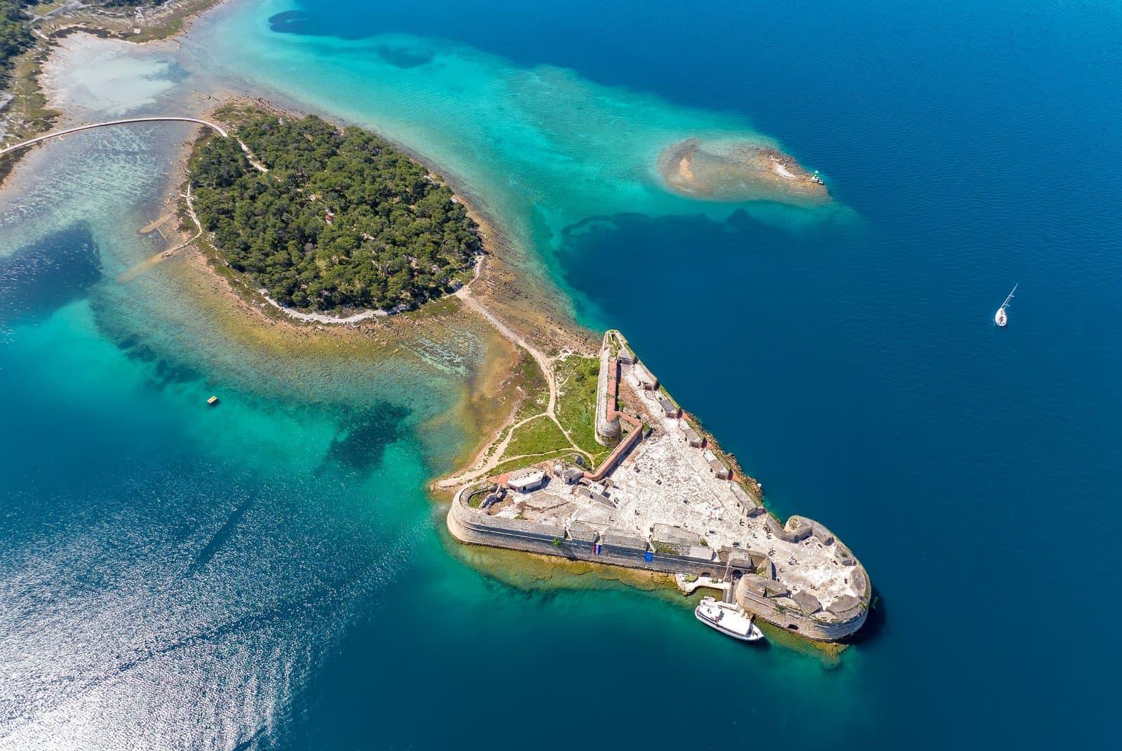 Historische Mauern der Prison Island (Changuu Island) umgeben von tropischer Vegetation