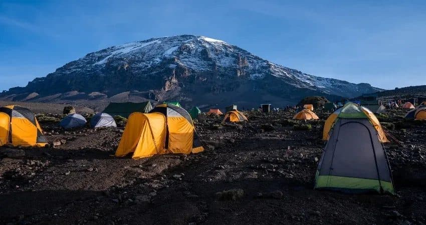 Zeltlager am Barafu Camp mit Blick auf den Kibo-Gipfel