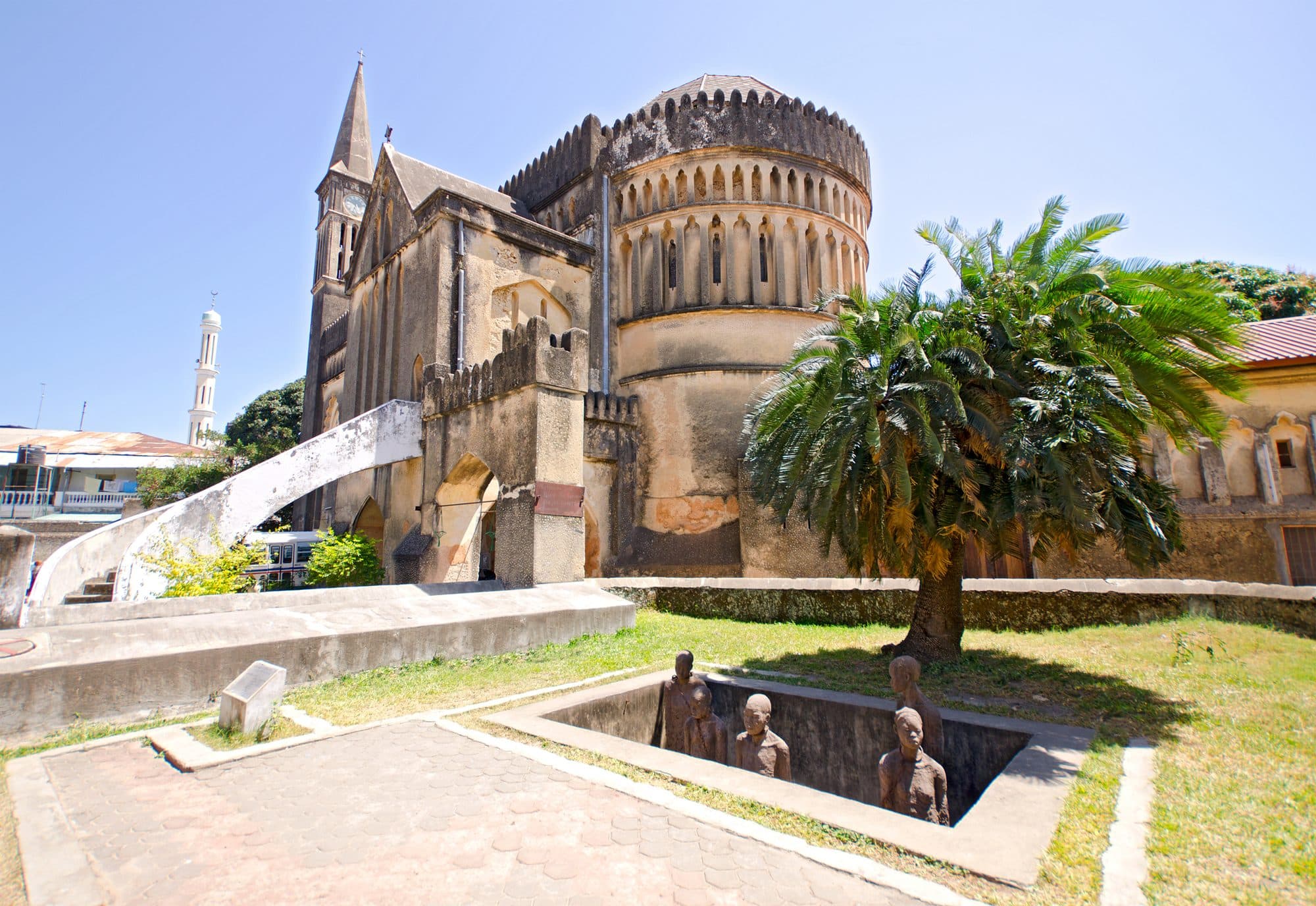 Anglikanische Kathedrale in Stone Town auf dem Gelände des früheren Sklavenmarkts, davor das Denkmal mit Figuren in einer Grube