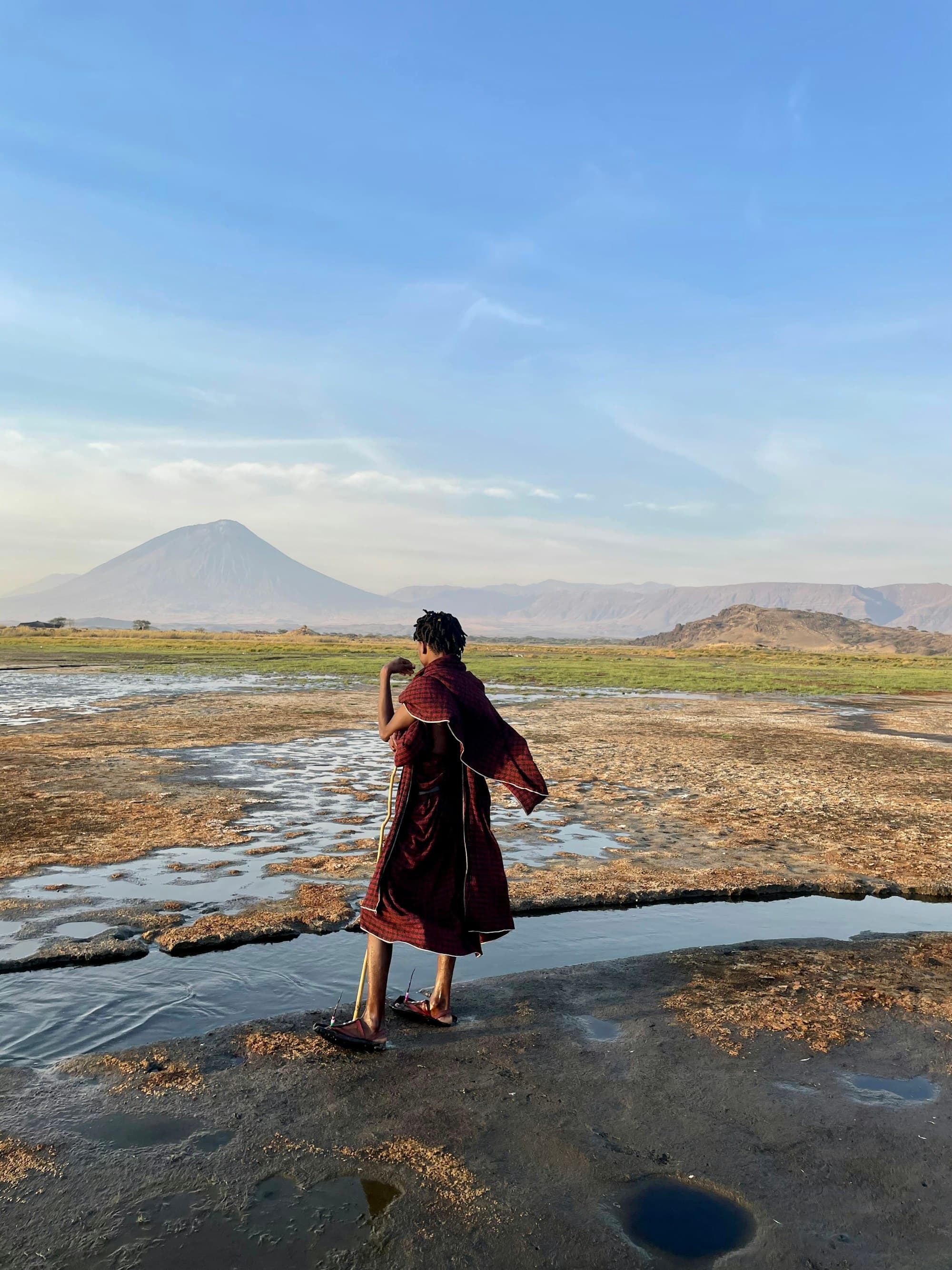 Maasai am Ufer des Lake Natron mit dem Vulkan Ol Doinyo Lengai