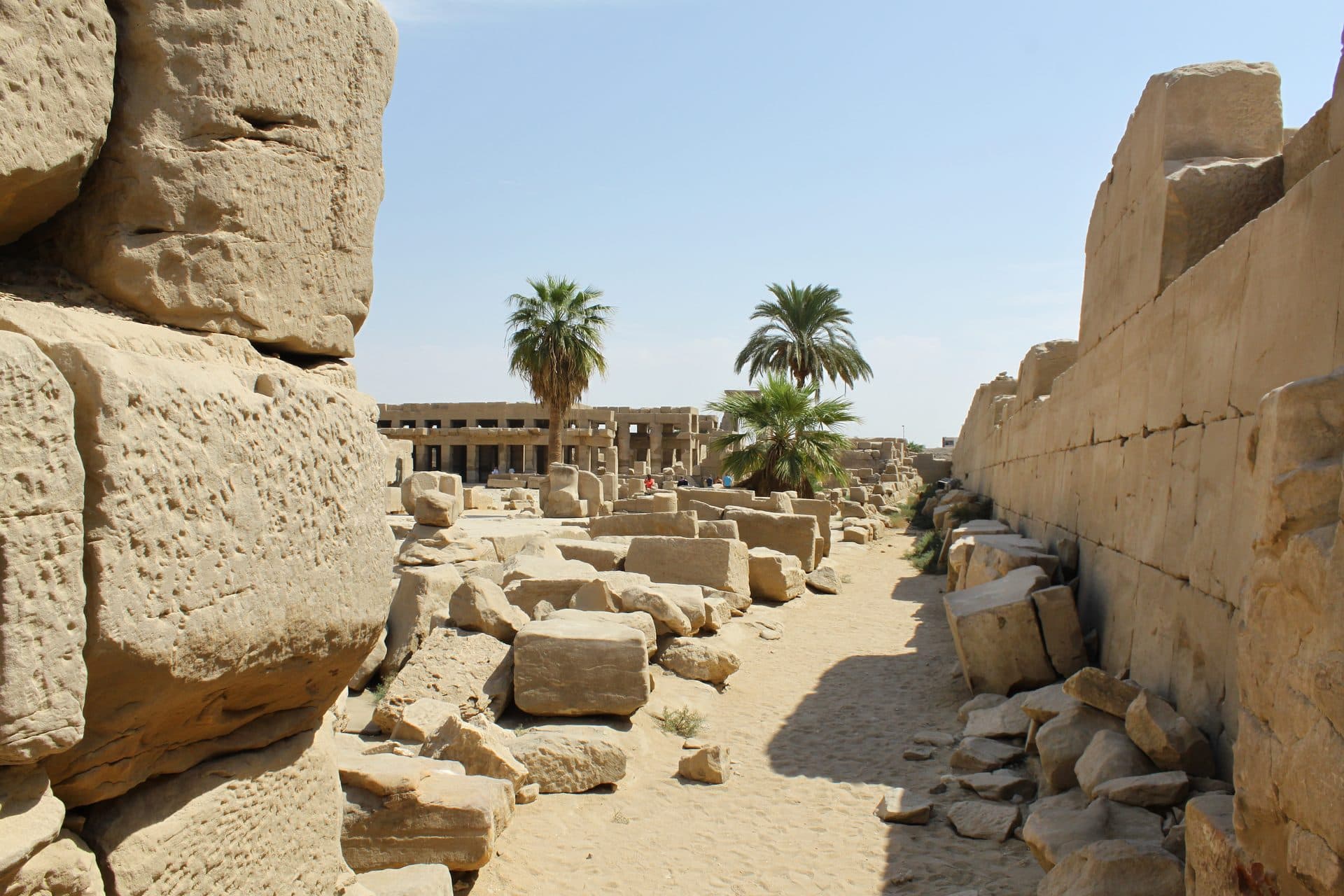Hypostylhalle des Karnak-Tempels in Luxor – größtes religiöses Bauwerk der Welt, Ägypten