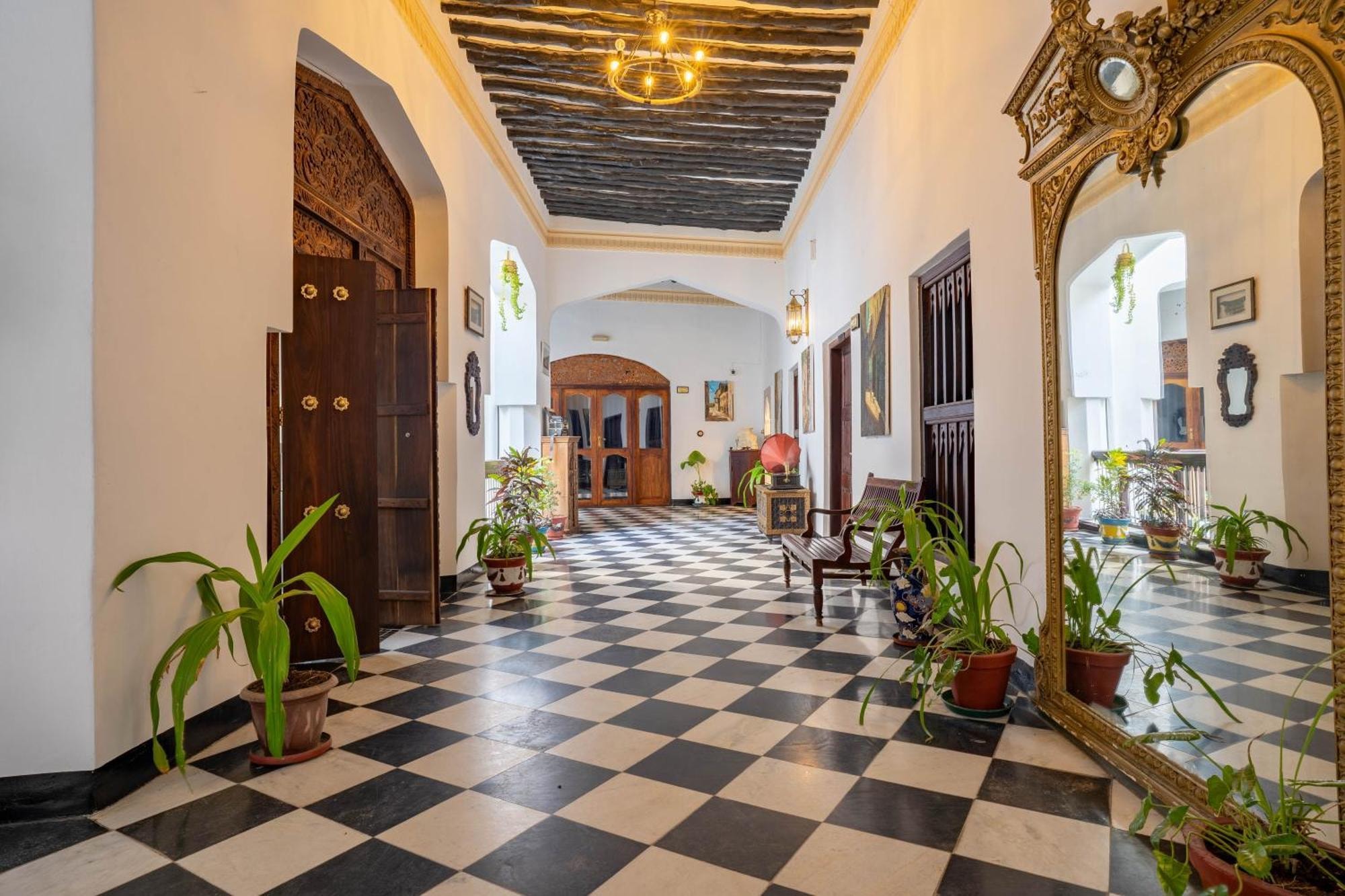 Dhow Palace Hotel – Bild 1