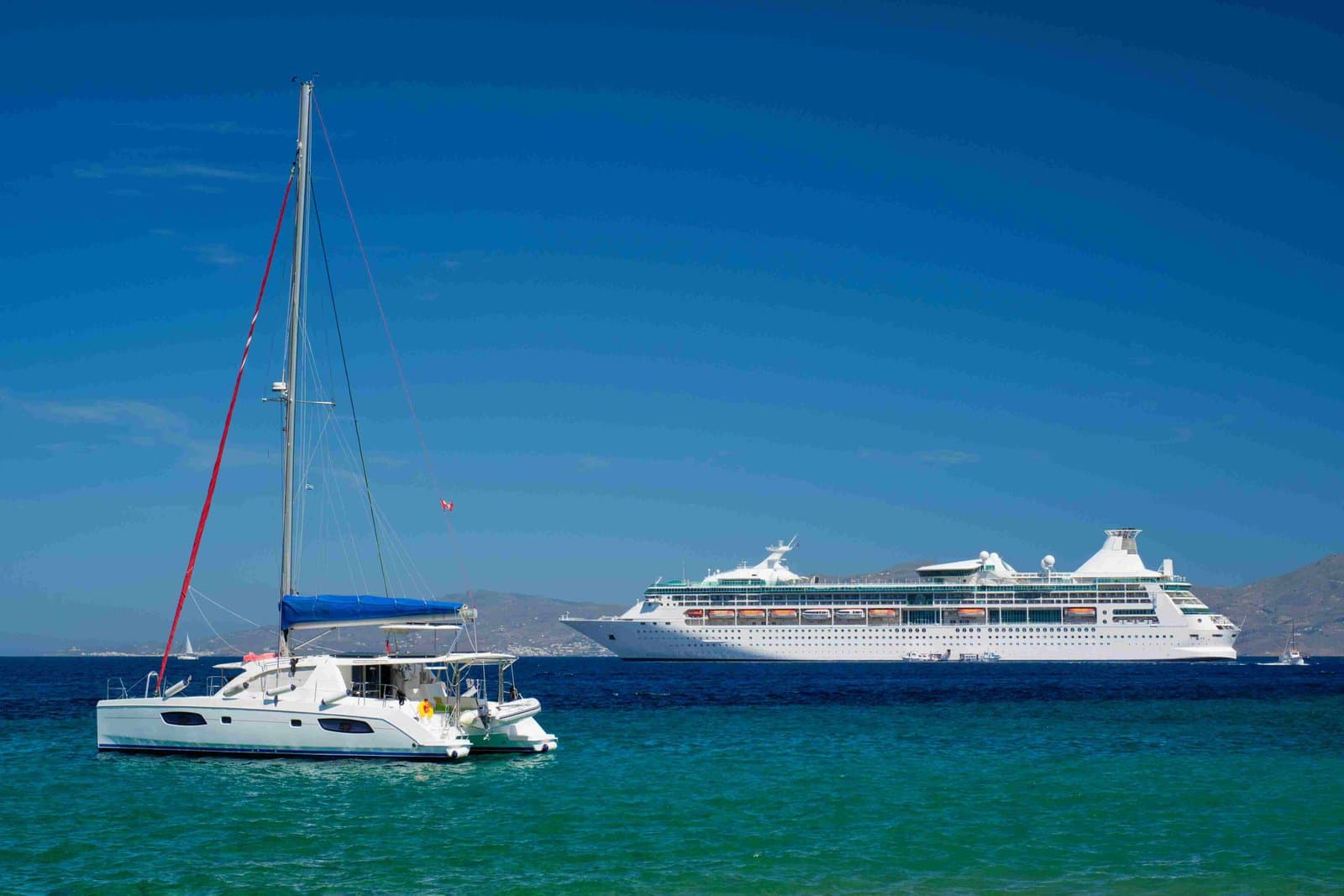AIDA Kreuzfahrtschiff läuft am Morgen im Hafen von Sansibar ein