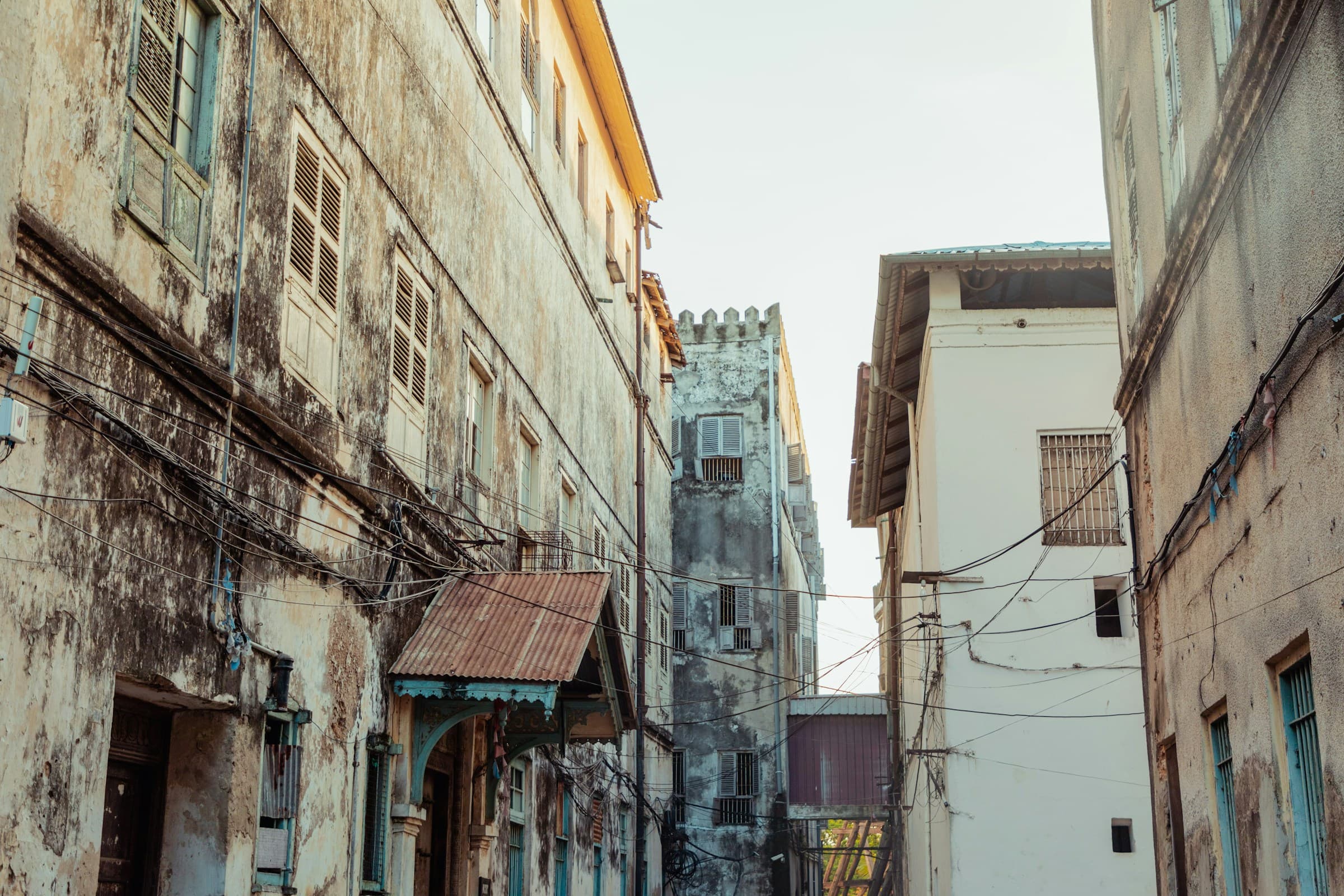 Historische Gassen von Stone Town auf Sansibar, typischer Landgang einer AIDA Kreuzfahrt
