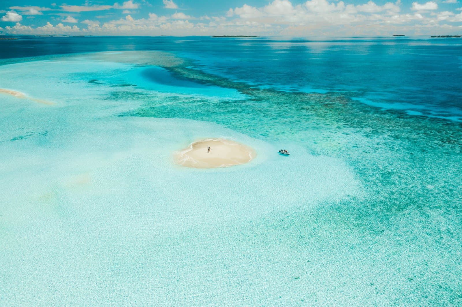 Türkisfarbenes Flachwasser rund um eine Sandbank vor Sansibar