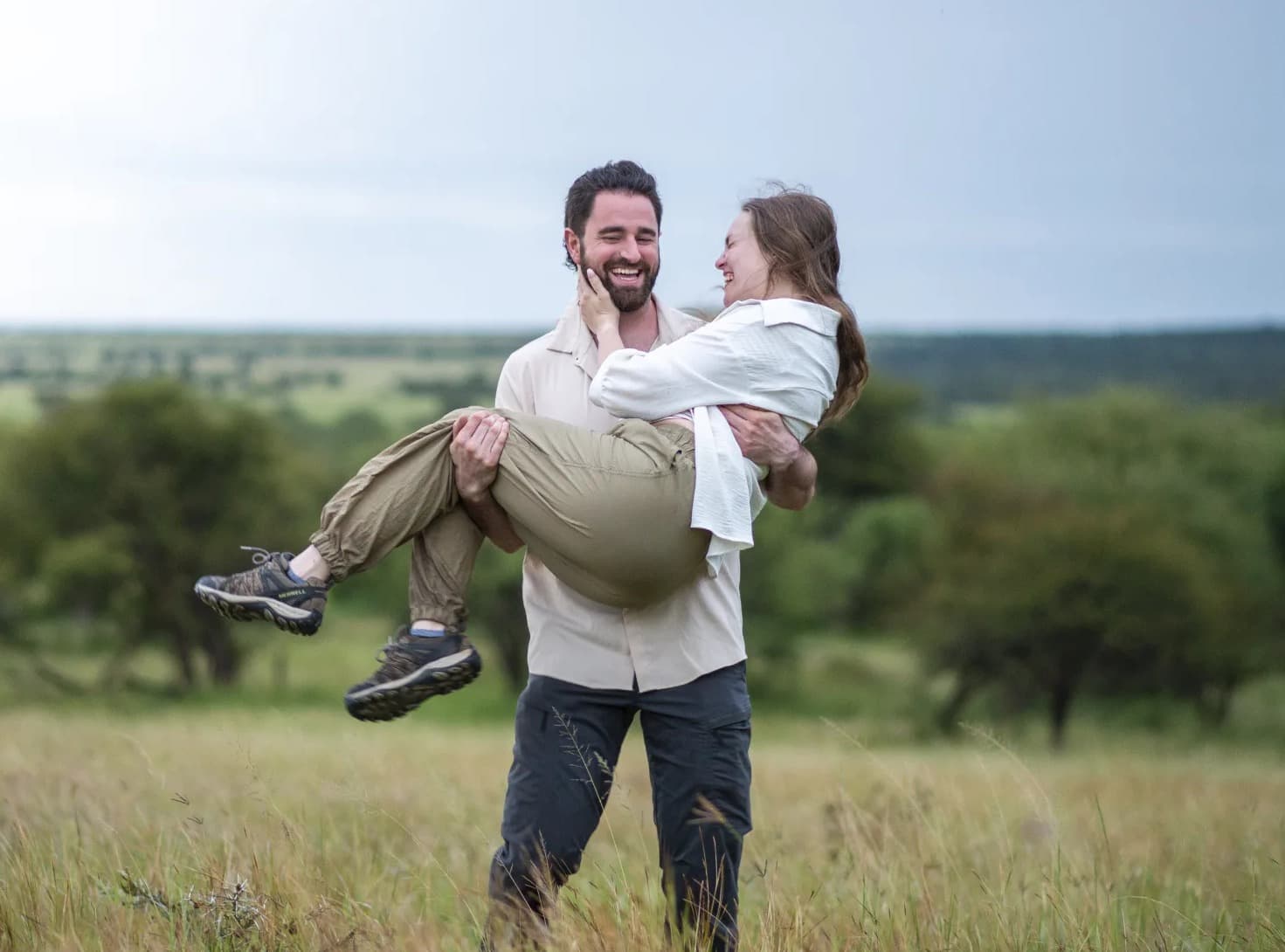 Verliebtes Paar lacht gemeinsam in der Serengeti-Savanne
