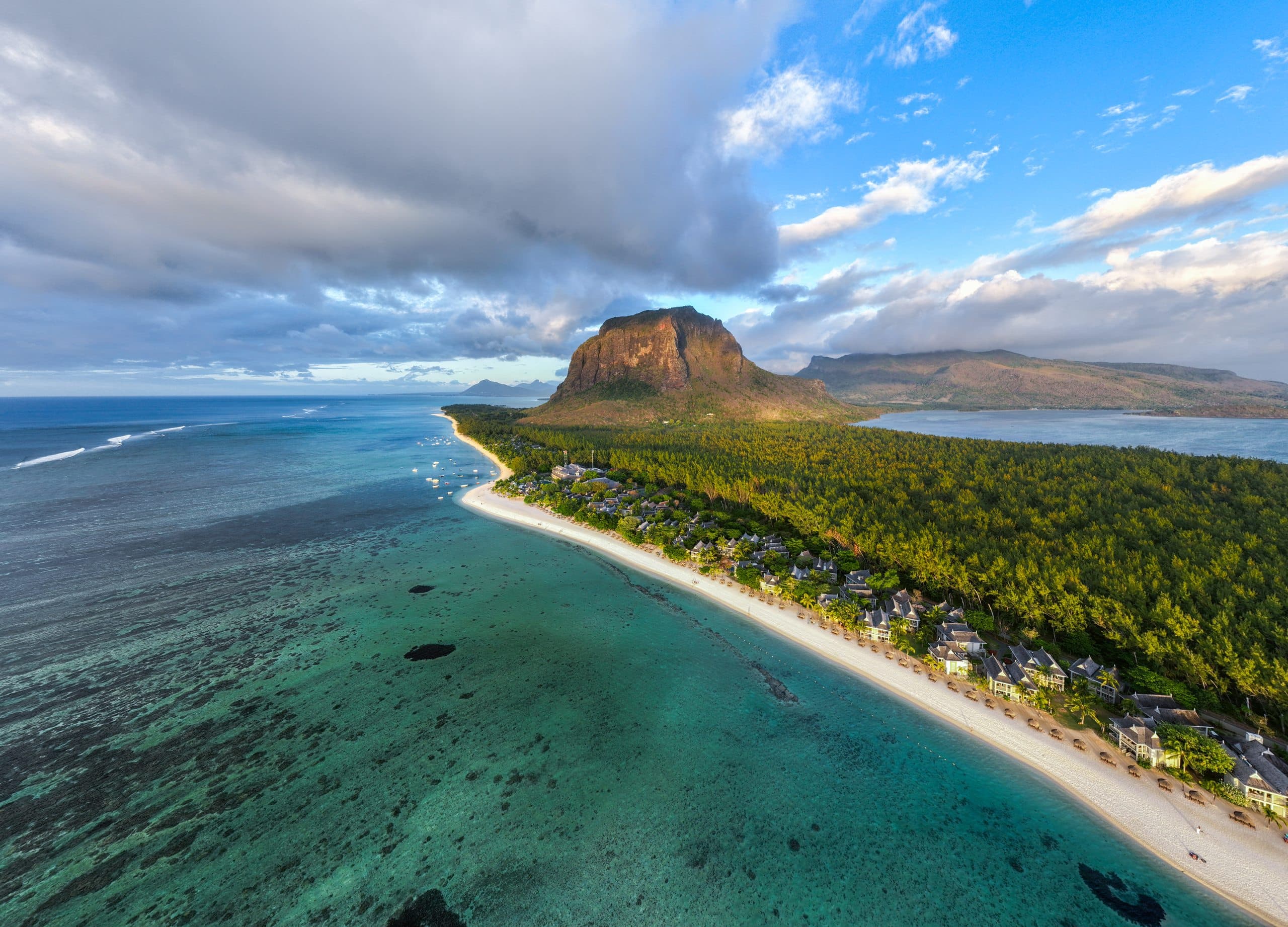 Luftaufnahme des Le Morne Brabant im Abendlicht mit weißem Strand, Lagune und Riff an der Südwestküste von Mauritius