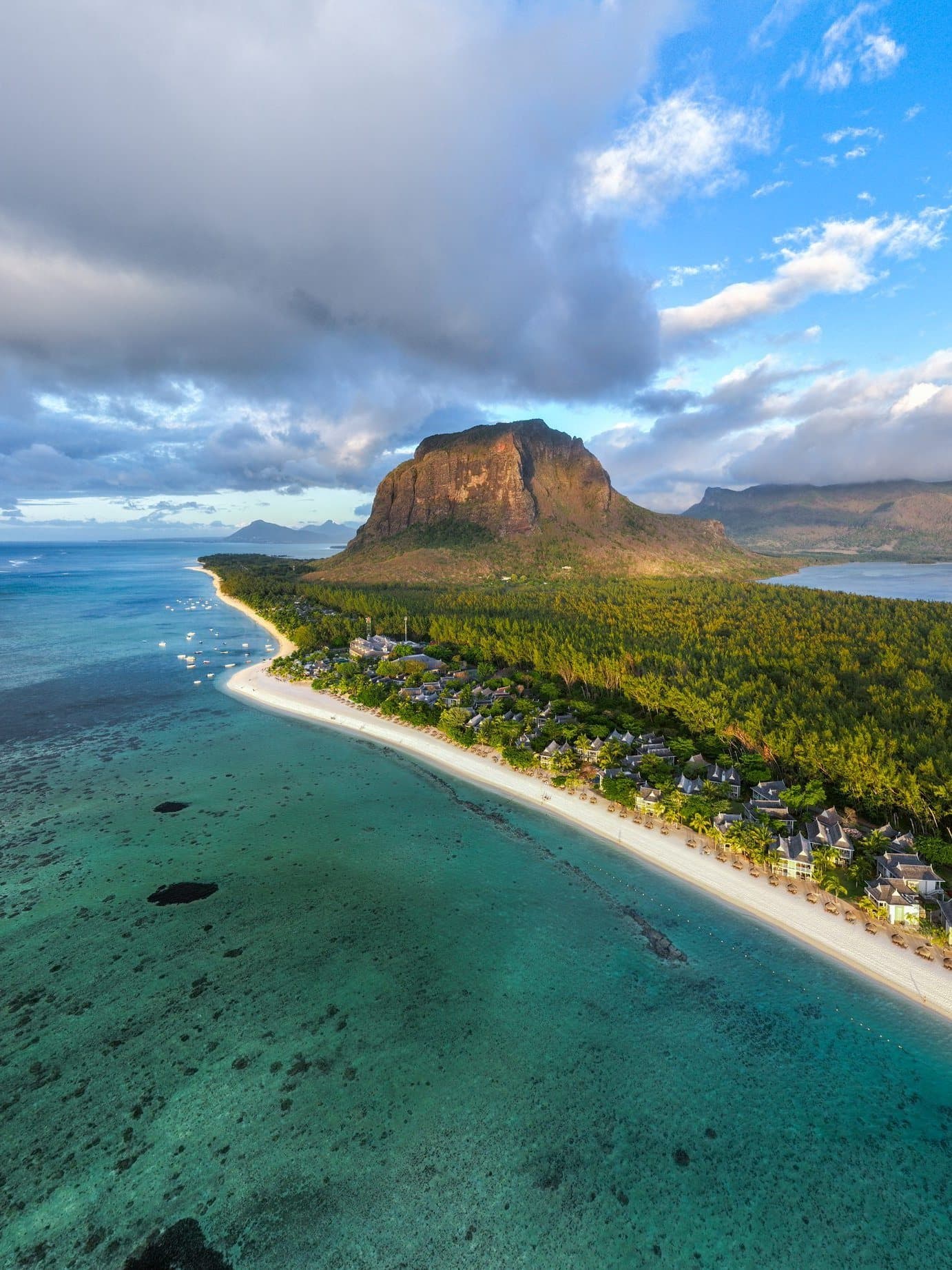 Der Le Morne Brabant hinter Strand und Lagune an der Südwestküste von Mauritius, Luftaufnahme