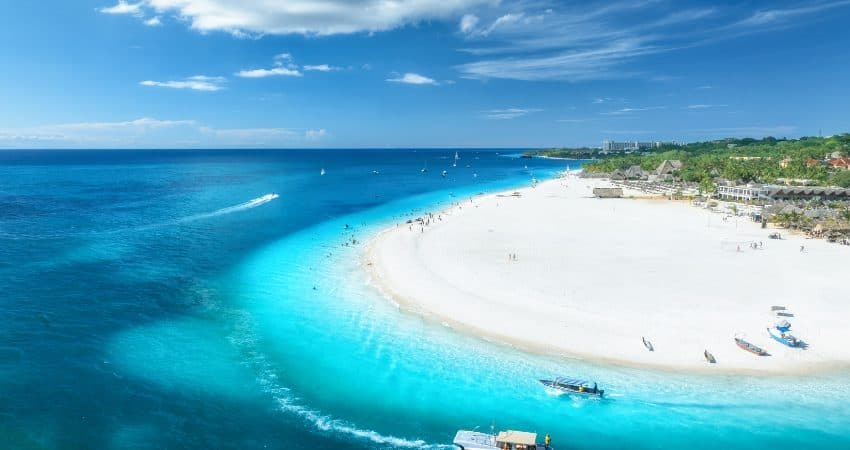 Weißer Sandstrand und türkisfarbenes Meer auf Sansibar
