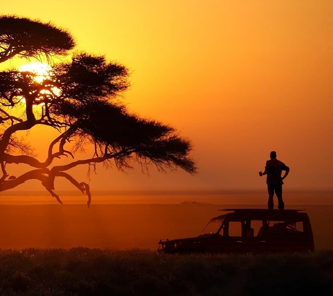 Romantisches Paar beim Sonnenuntergang auf Safari