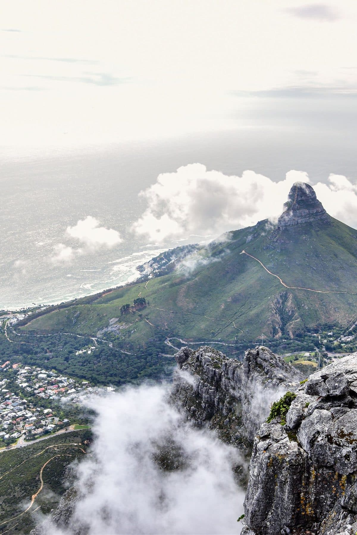 Tafelberg und Lion's Head über Kapstadt – Südafrikas bekanntestes Stadtpanorama