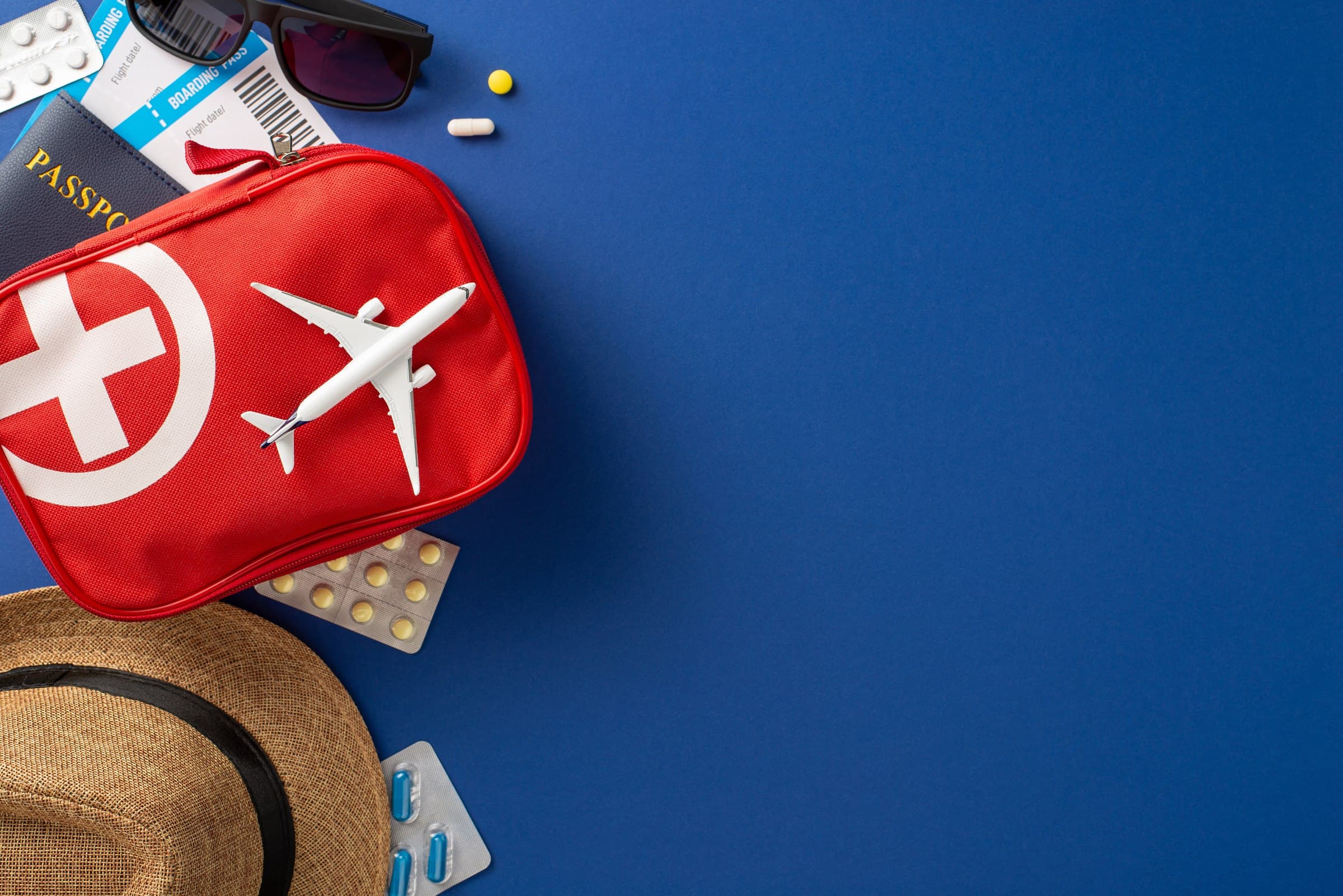Reise-Erste-Hilfe-Set mit Reisepass, Bordkarte und Medikamenten — fundierte Reisemedizin für Tansania