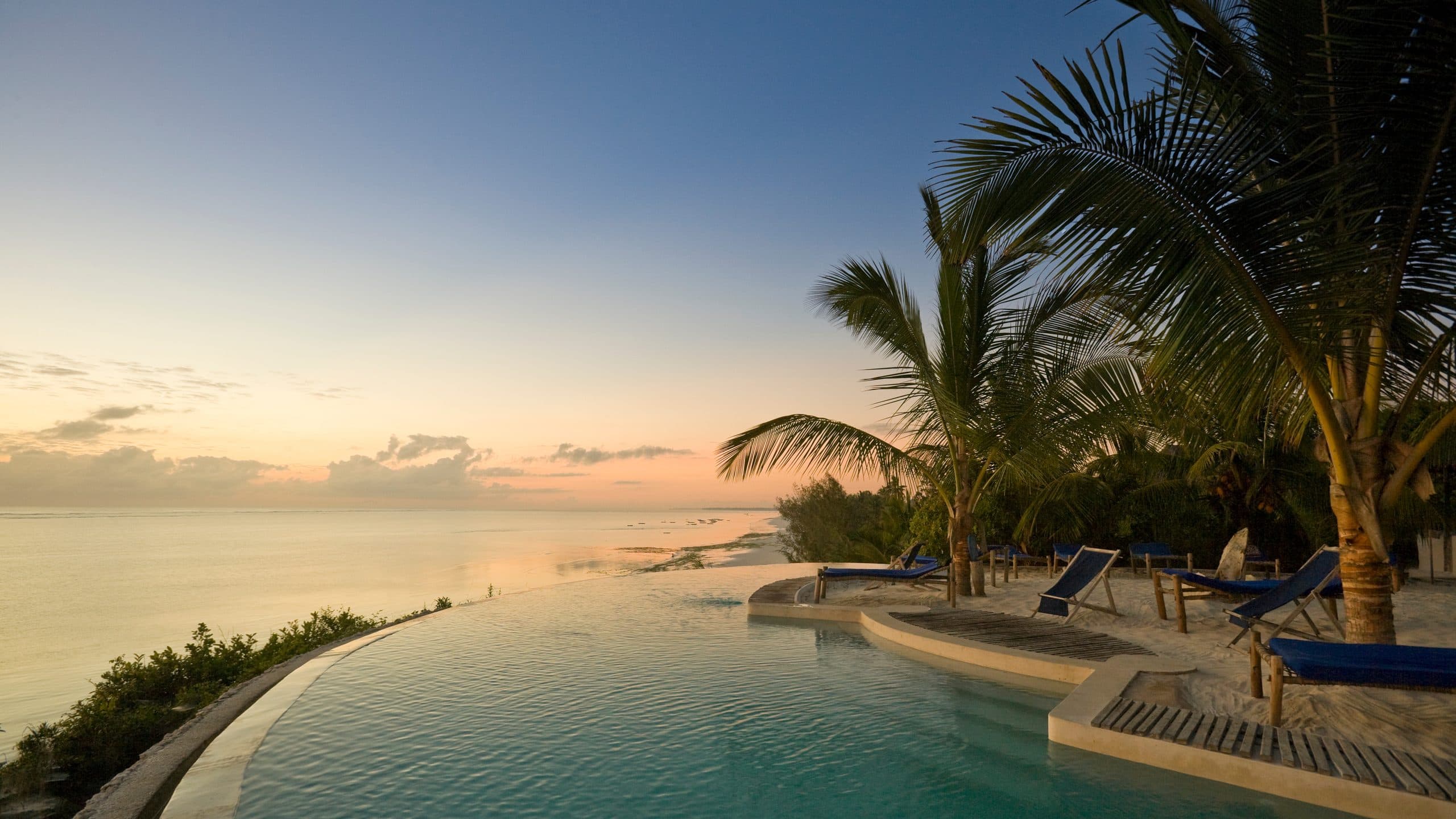 Infinity-Pool eines Strandresorts auf Sansibar in der Abenddämmerung