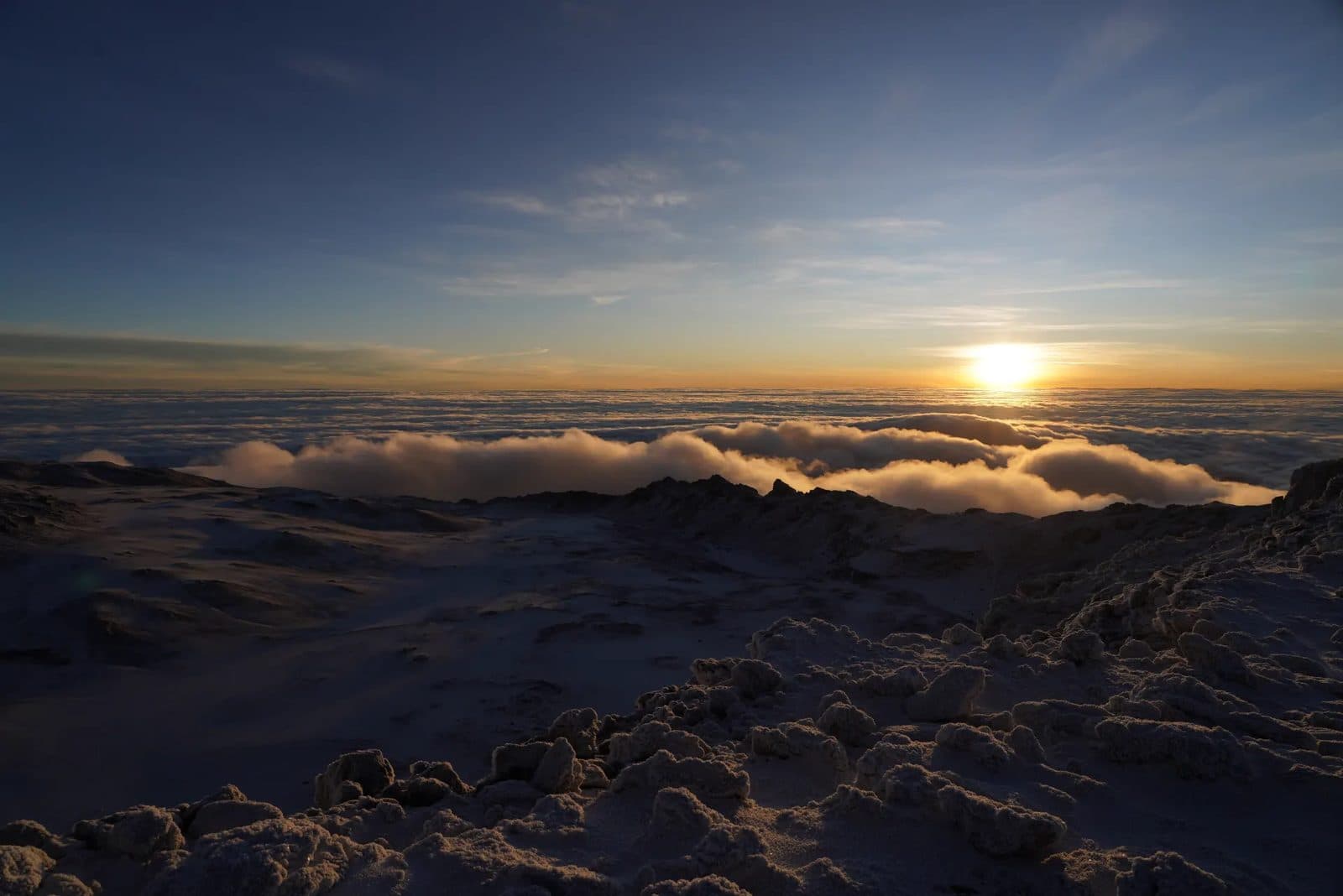Sonnenaufgang über den Wolken am Kilimandscharo