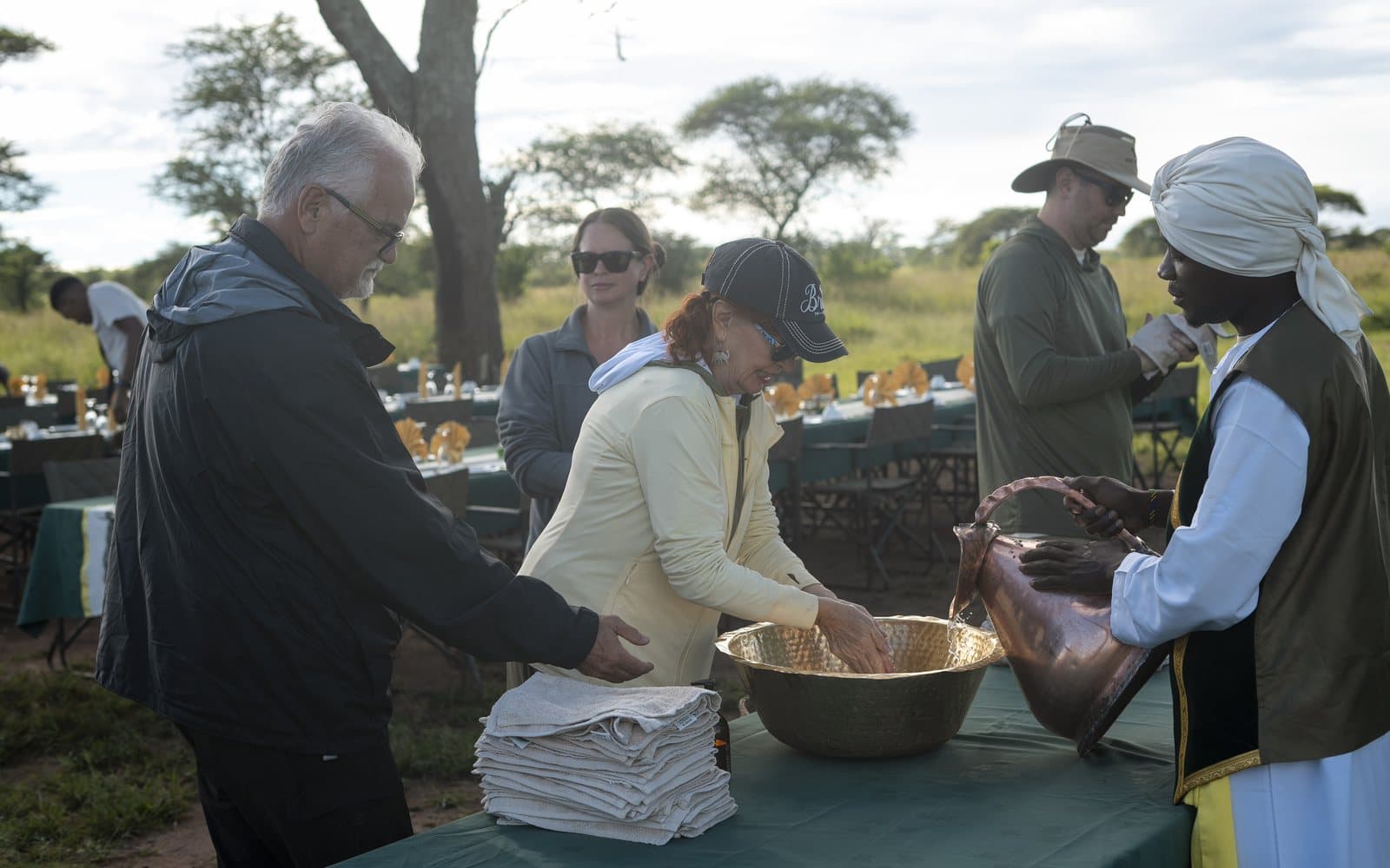 Herzliche Willkommenszeremonie mit Handwaschung vor dem Buschfrühstück in der Serengeti