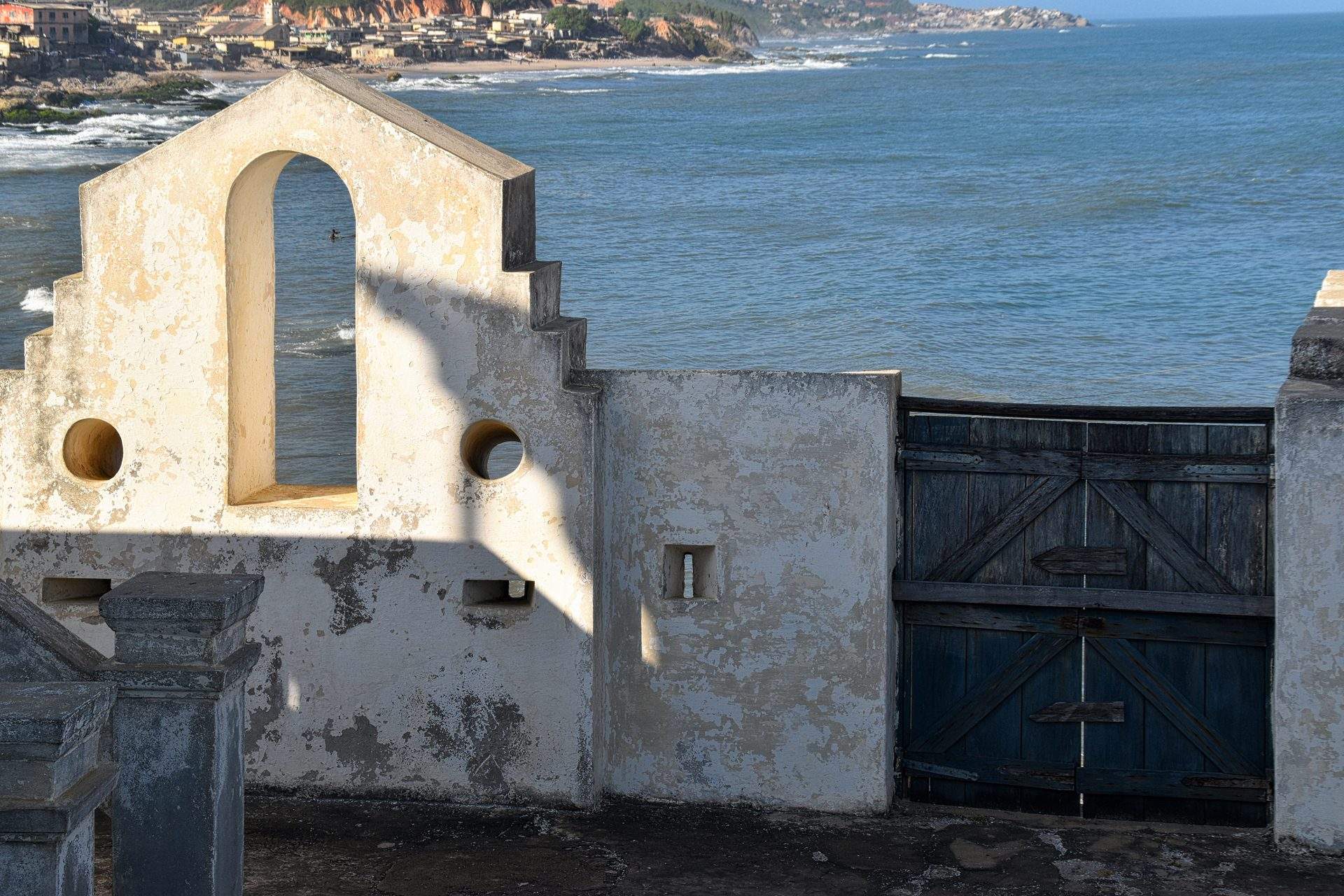 Cape Coast Castle – Tor und Eingang der historischen Festung an der ghanaischen Goldküste