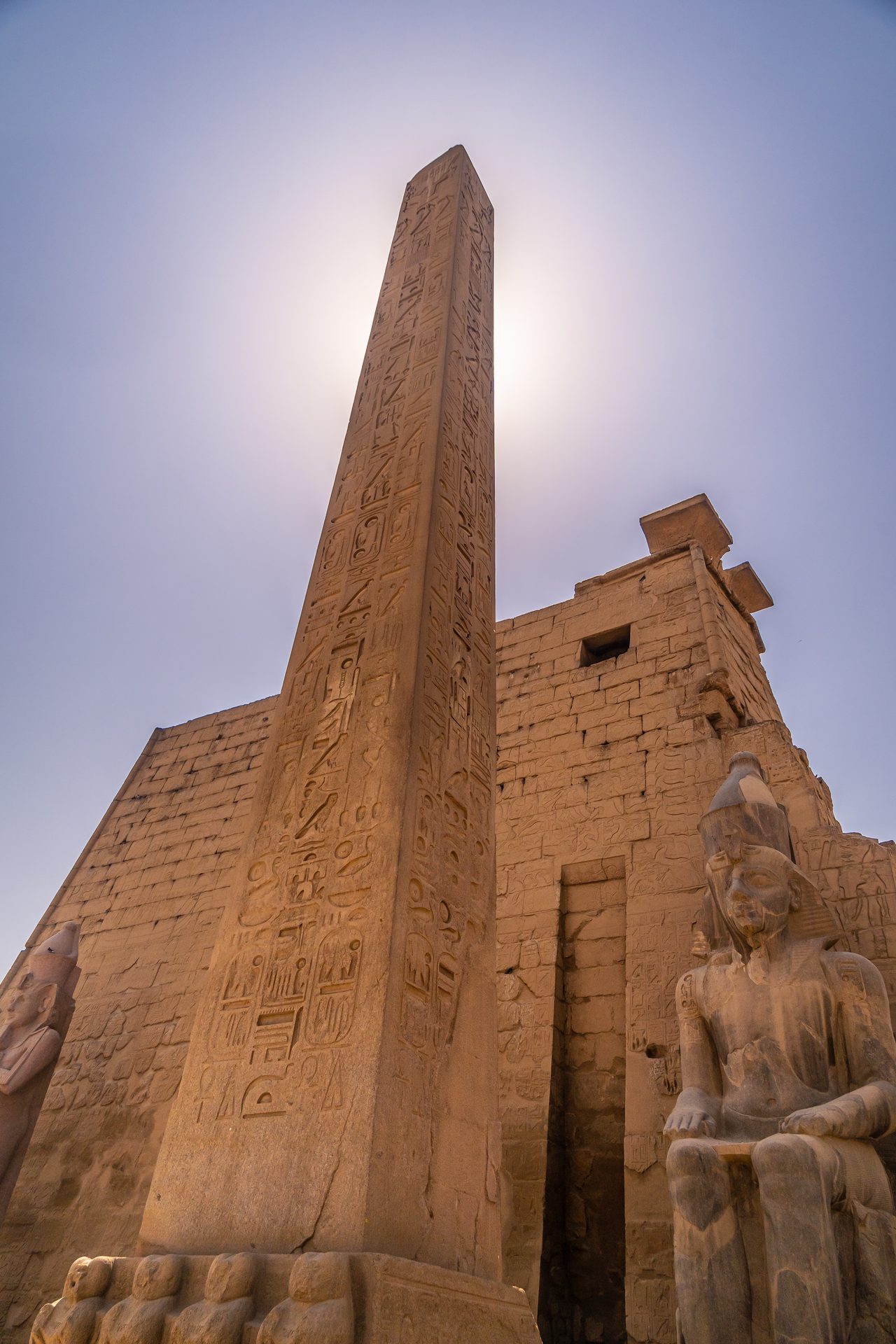 Luxor-Tempel Fassade bei Abenddämmerung – Kolossalstatuen und Obelisk von Ramses II. am Nil