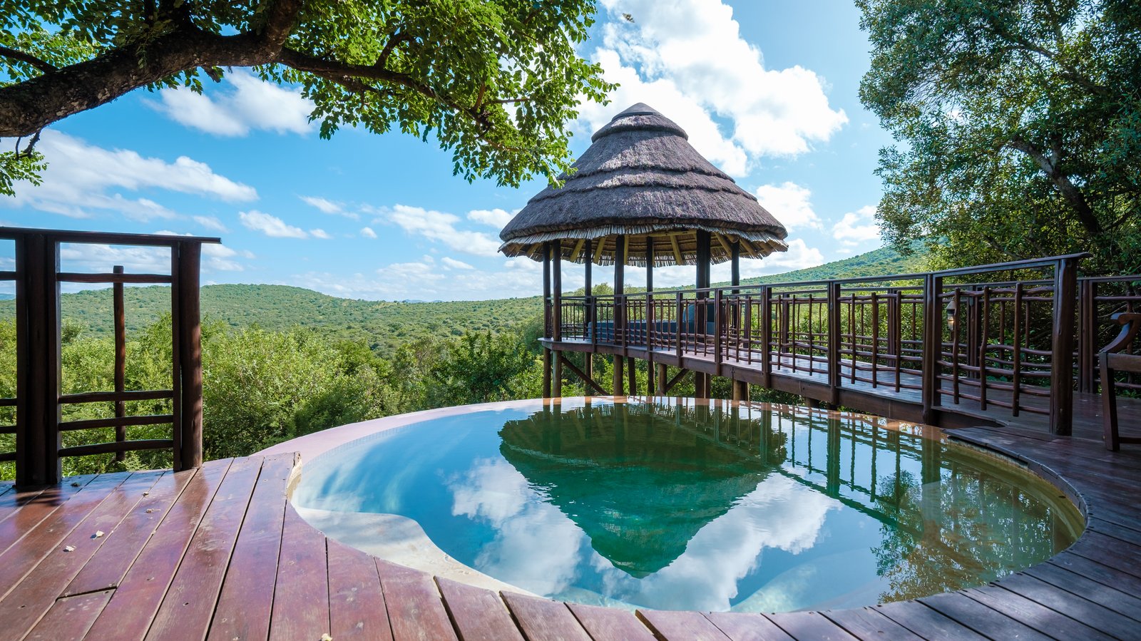 Sabi Sand Luxus-Lodge – Sonnendeck mit Buschblick und Pool