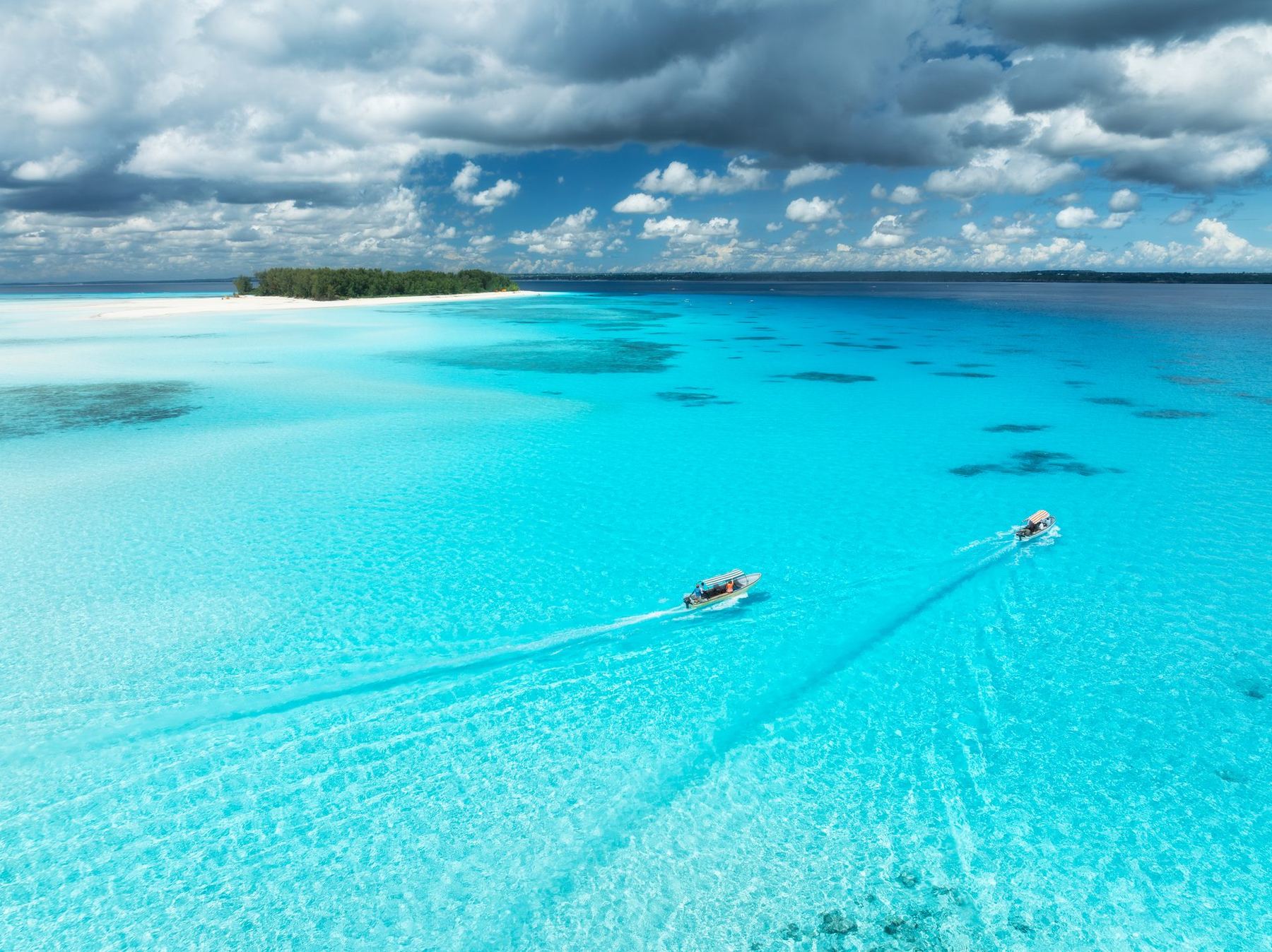 Wasini Island Kenia – kristallklares Wasser mit Booten im Indischen Ozean