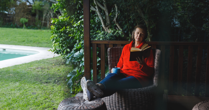 Seltenes Spitzmaulnashorn und riesige Elefanten im Ngorongoro-Krater, Tansania Safari.