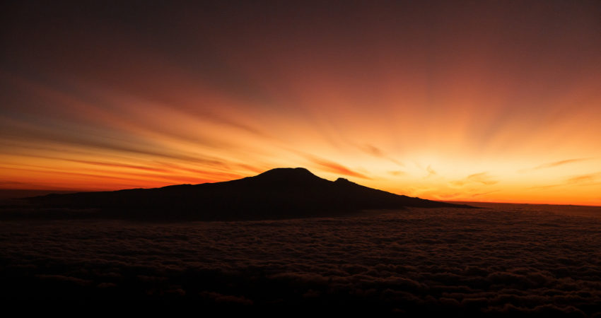 Atemberaubende Aussicht auf den Ngurdoto Krater und die Momella-Seen im Arusha Nationalpark, perfekt für eine Tansania Safari.