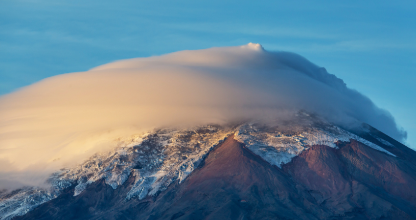 Panoramablick auf den Tarangire Nationalpark mit Baumsavannen, Affenbrotbäumen und dem Tarangire River – perfekt für eine unvergessliche Tansania Safari.