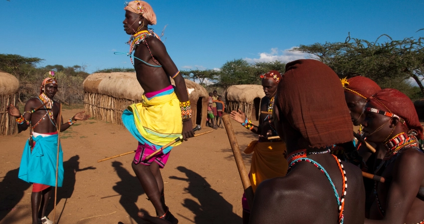 Traditionelle Bootstour und Schnorcheln in den türkisblauen Gewässern Sansibar.