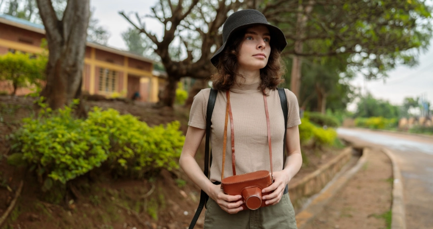 Besucher erkunden die duftenden Gewürzplantagen von Sansibar mit Vanille, Kakao und Pfeffer.