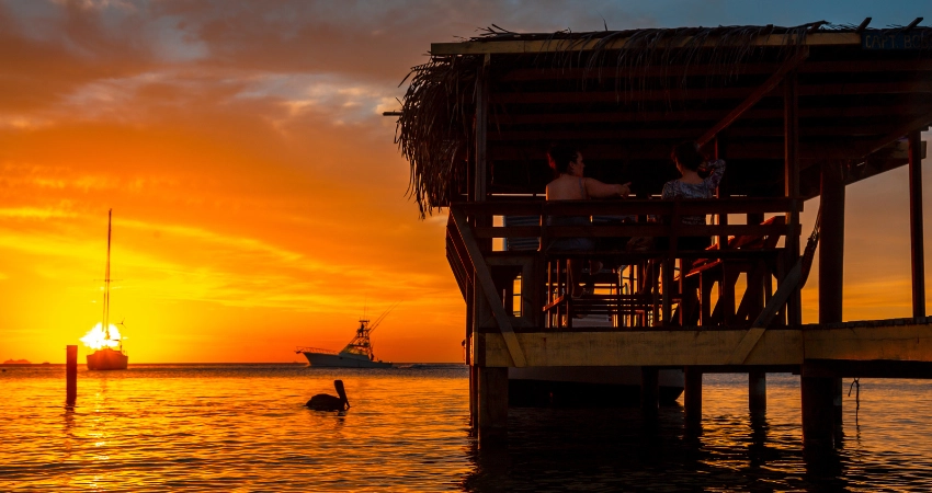 Stone Town, Sansibar – Historische Architektur mit verzierten Türen und Kopfsteinpflasterstraßen.