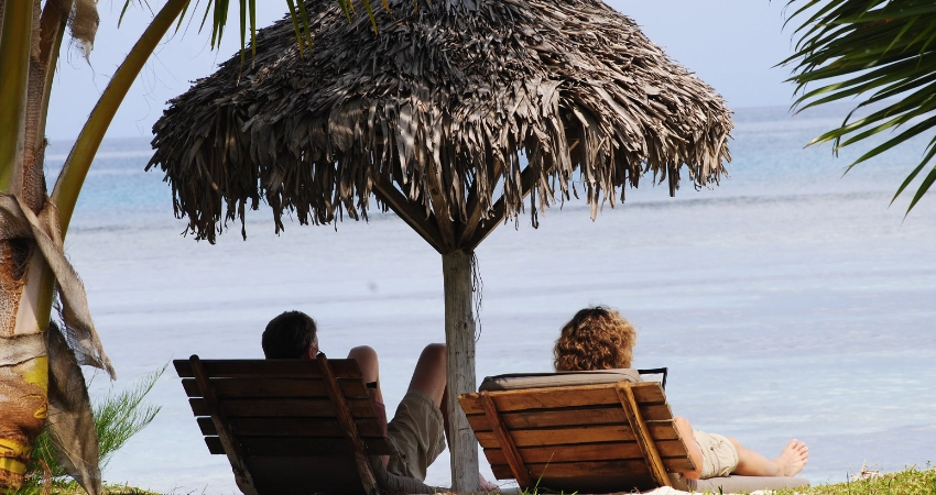 Traditionelle Bootstour und Schnorcheln in den türkisblauen Gewässern Sansibar.