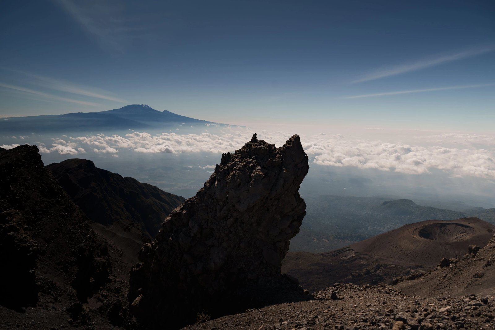 Shira Plateau auf 3.500 m – Camp 1 der Lemosho Route mit Blick auf den Kibo.
