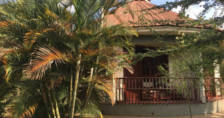 Der Reiseleiter empfängt Touristen am Kilimanjaro International Airport für eine unvergessliche Safari in Tansania und Sansibar Urlaub.