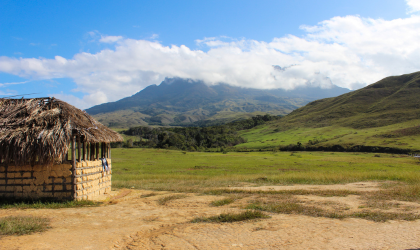 Zebras und Gnus bevölkern die Wasserlöcher im Tarangire Nationalpark während der Trockenzeit – ideal für einen aufregenden Sansibar Urlaub.