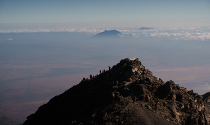 Panoramablick auf den Tarangire Nationalpark mit Baumsavannen, Affenbrotbäumen und dem Tarangire River – perfekt für eine unvergessliche Tansania Safari.