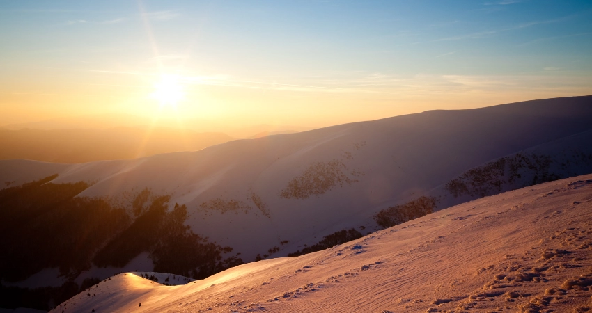Atemberaubende Aussicht auf den Ngorongoro-Krater, eines der dichtesten Wildtiergebiete Afrikas – ideal für einen unvergesslichen Sansibar-Urlaub