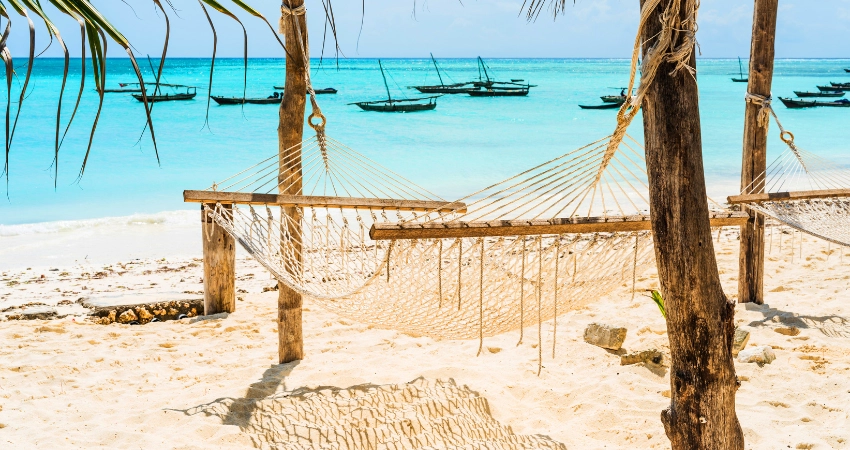 Traditionelle Bootstour und Schnorcheln in den türkisblauen Gewässern Sansibar.