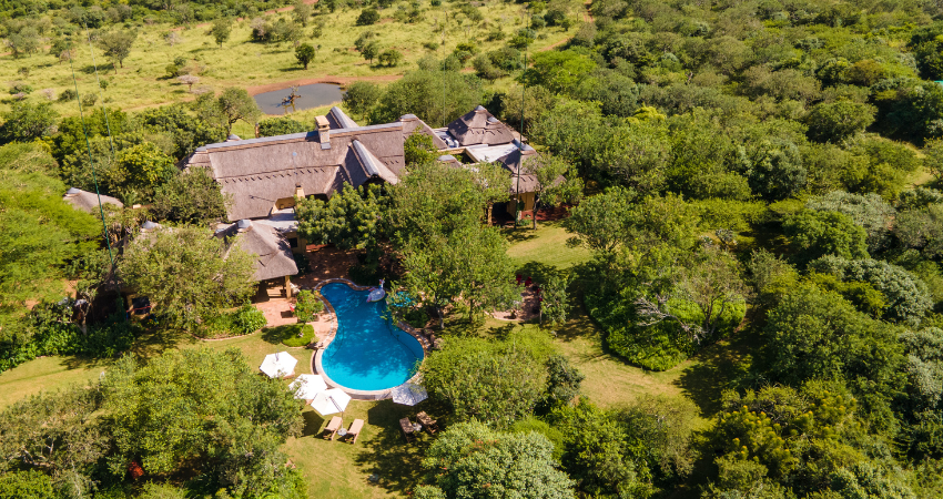 Traditionelle Bootstour und Schnorcheln in den türkisblauen Gewässern Sansibar.