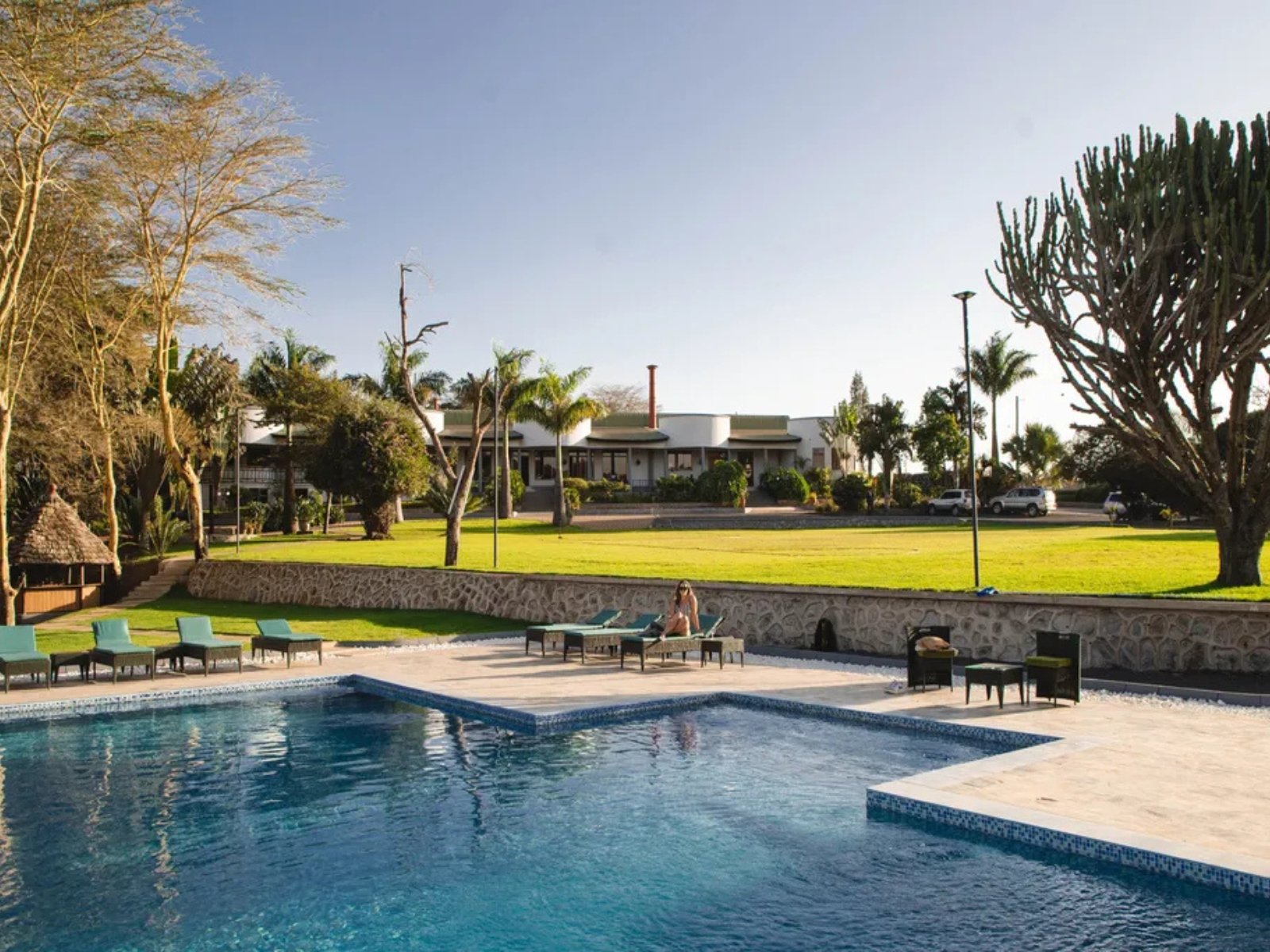 Touristen erkunden die Stadt mit einem lokalen Reiseleiter nach der Ankunft in Tansania Safari.