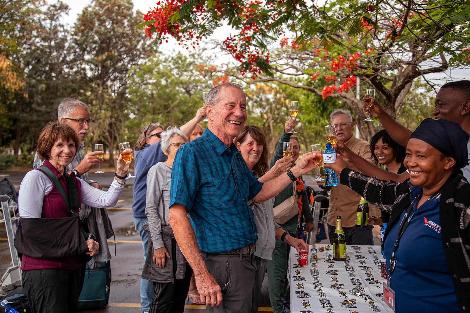 Atemberaubende Aussicht auf den Ngurdoto Krater und die Momella-Seen im Arusha Nationalpark, perfekt für eine Tansania Safari.