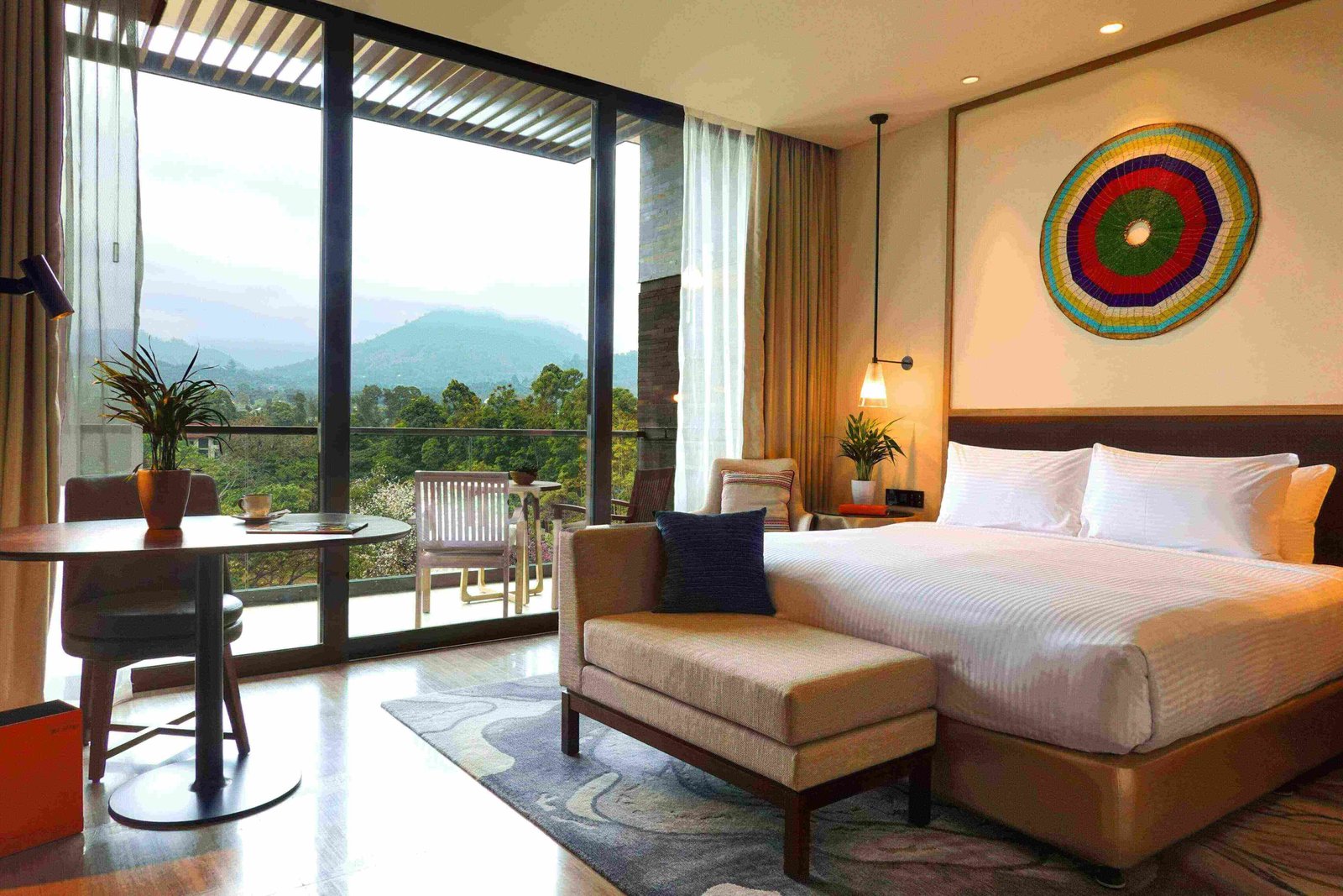 Zebras und Gnus bevölkern die Wasserlöcher im Tarangire Nationalpark während der Trockenzeit – ideal für einen aufregenden Sansibar Urlaub.