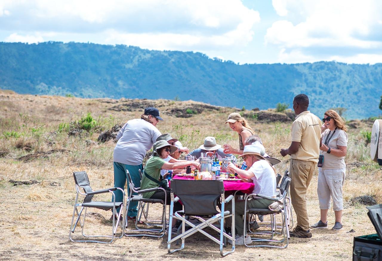 Große Elefantenherde im Tarangire Nationalpark, umgeben von wandernden Zebras, Gnus und Gazellen – ein Highlight einer Tansania Safari.