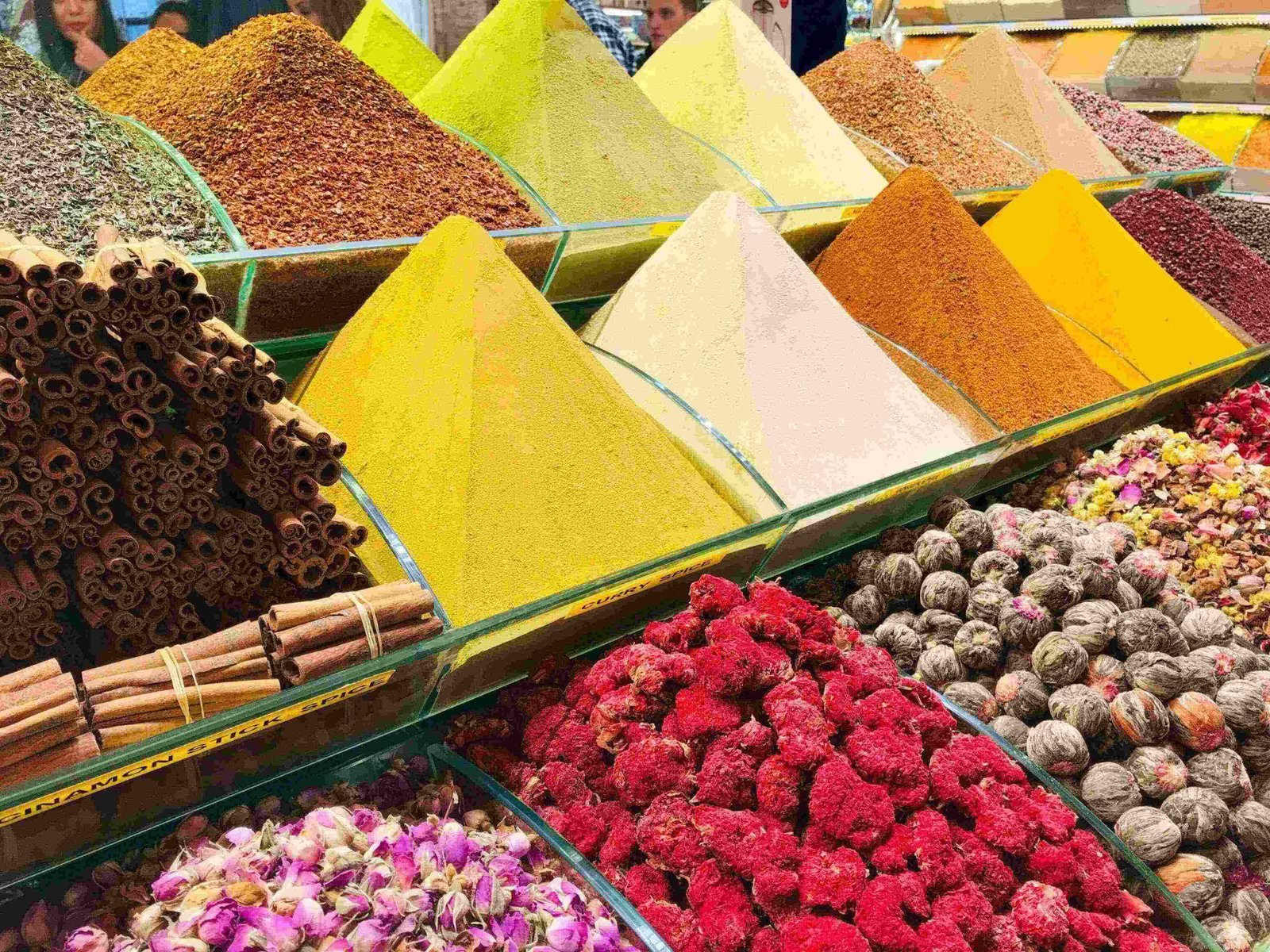 Besucher erkunden die duftenden Gewürzplantagen von Sansibar mit Vanille, Kakao und Pfeffer.