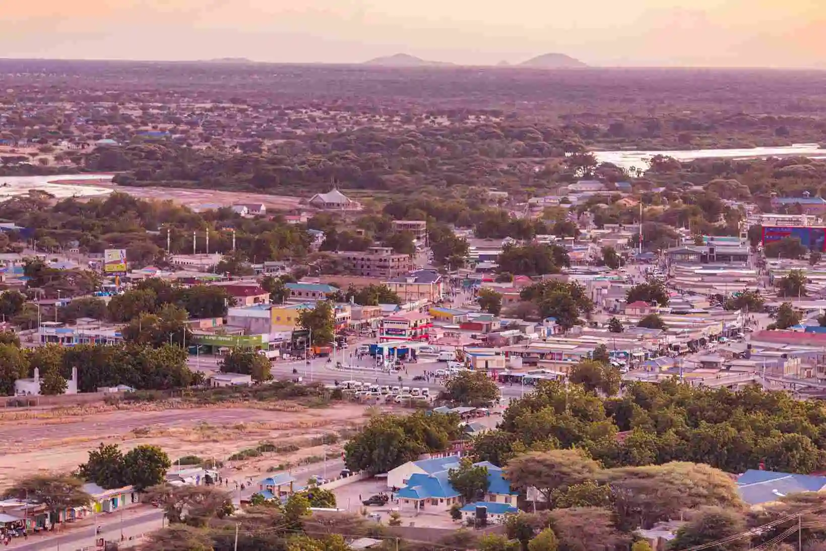 Dodoma - Hauptstadt von Tansania mit modernen Regierungsgebäuden