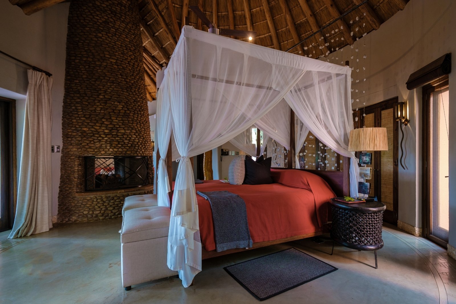 Luxus Safari Lodge in Tansania mit Pool und Savannenblick