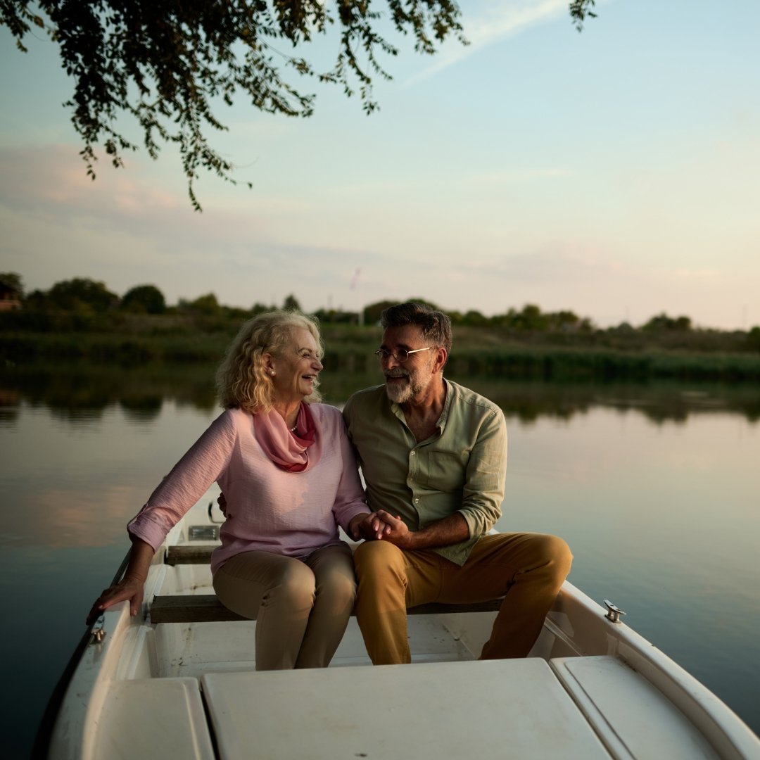Liebe auf Safari in Tansania - Romantisches Paar beim Sonnenuntergang in der Serengeti