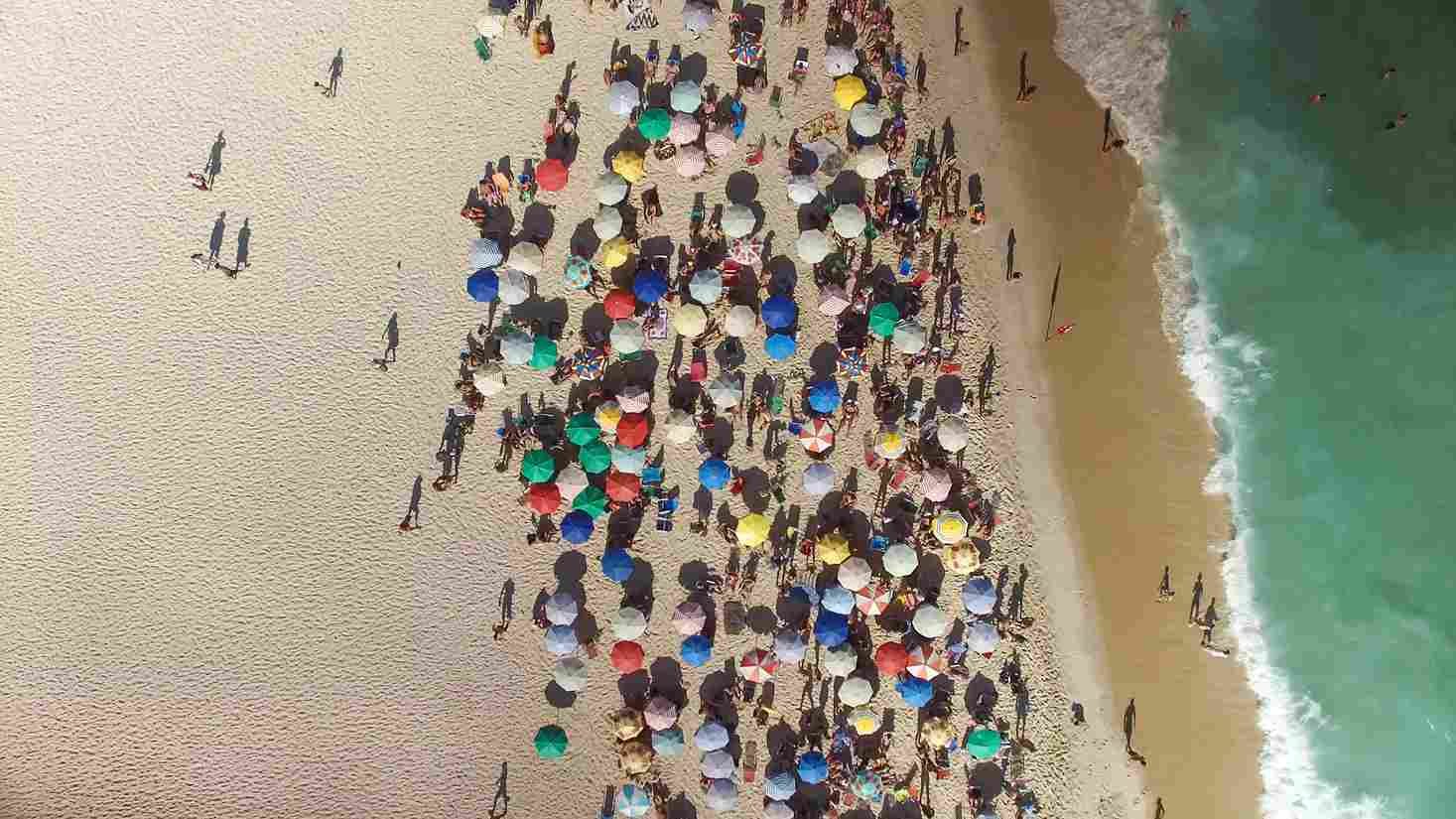 Belebter Strand auf Sansibar